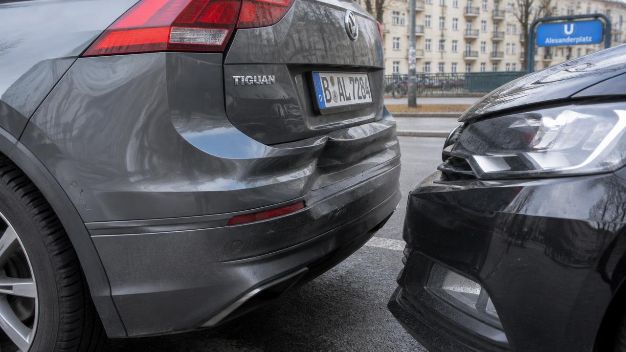 Eingedrückte Heckstoßstange eines grauen SUV nach einem Auffahrunfall in der Stadt